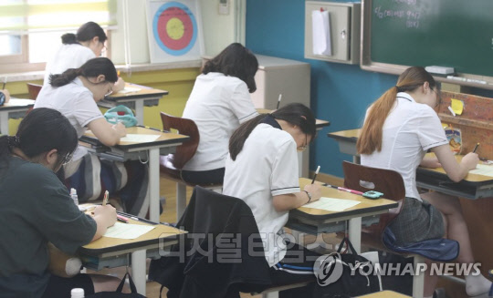 지난해 6월 열린 2019학년도 대학수학능력시험 6월 모의평가 모습. 연합뉴스 제공.